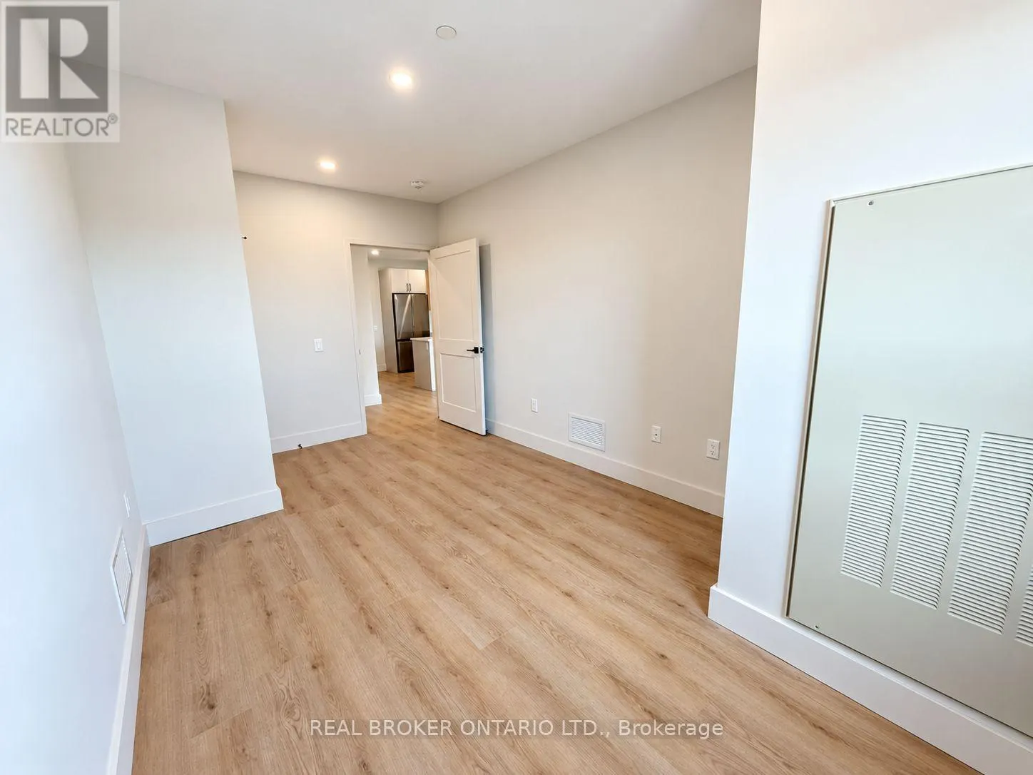 405 - 8 HUTT LANE