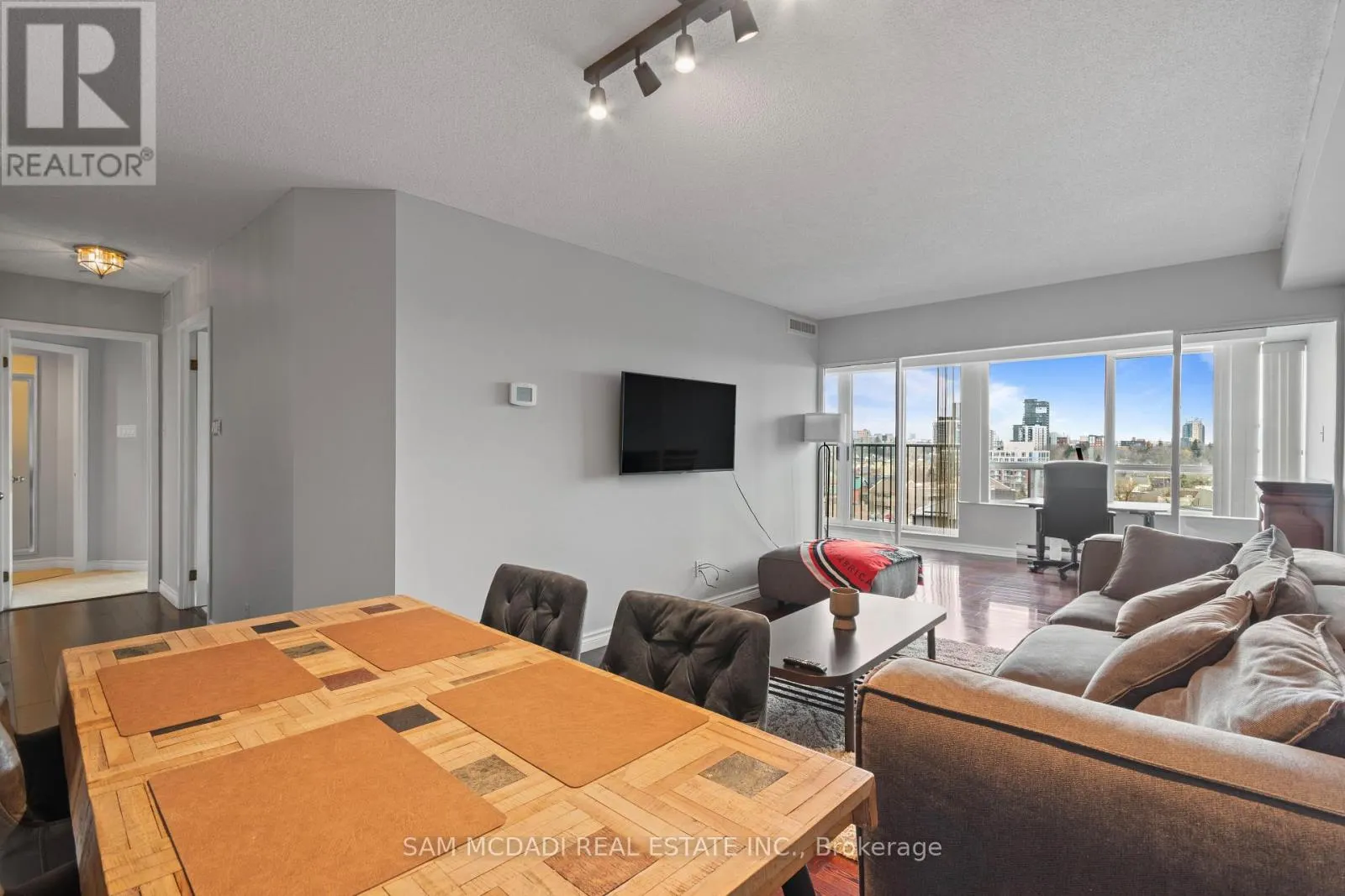 807 - 4 WILLOW STREET
