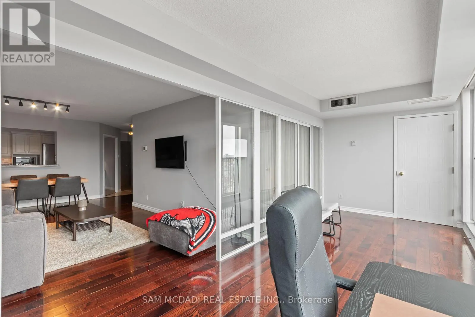 807 - 4 WILLOW STREET