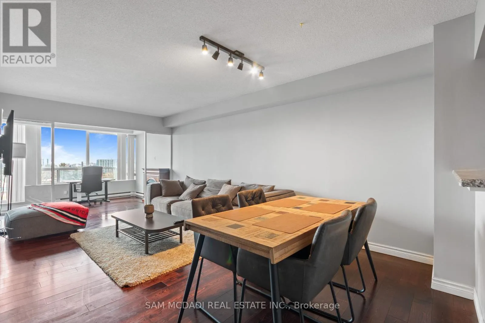 807 - 4 WILLOW STREET