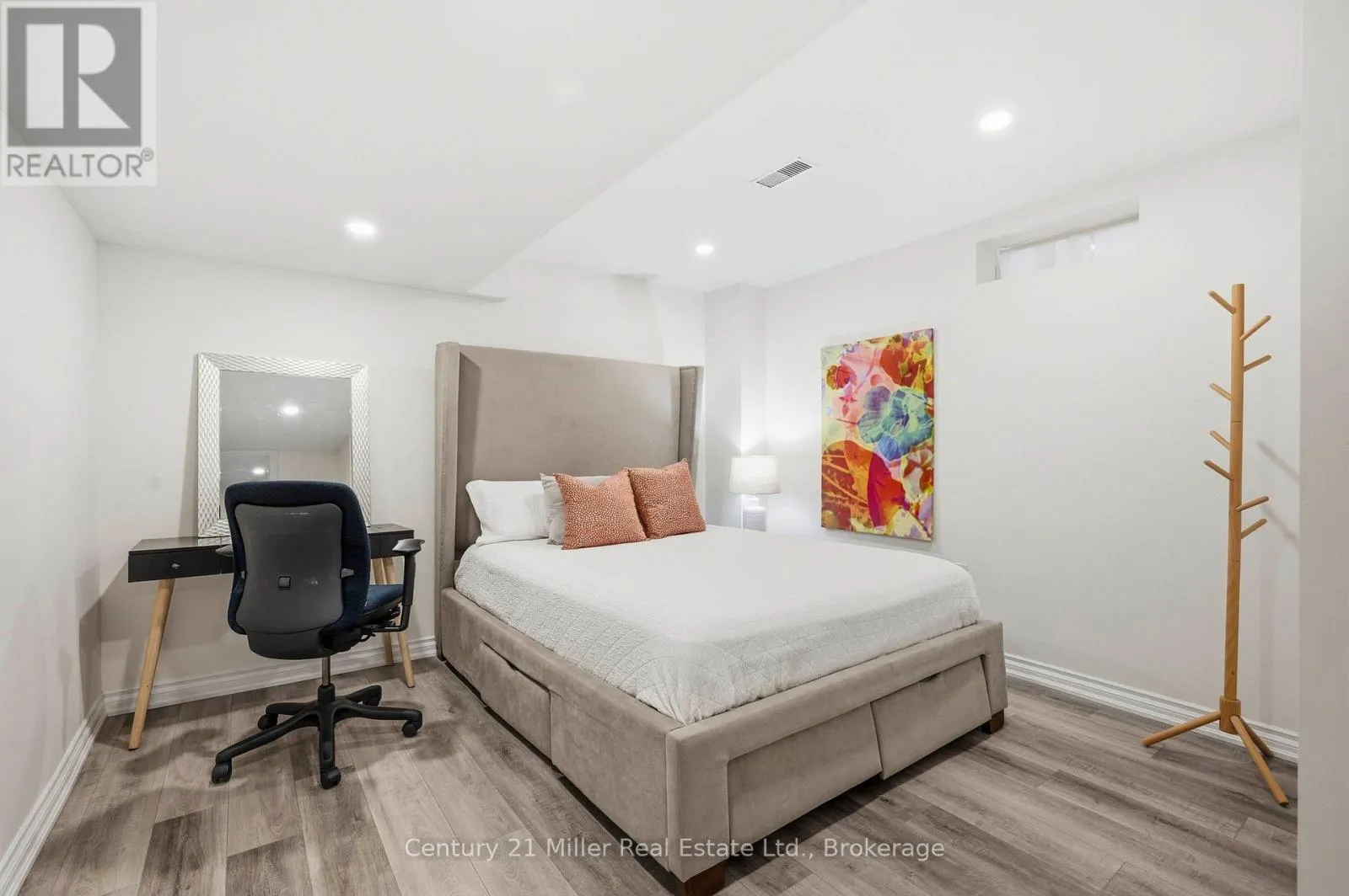 19 GLENVISTA DRIVE