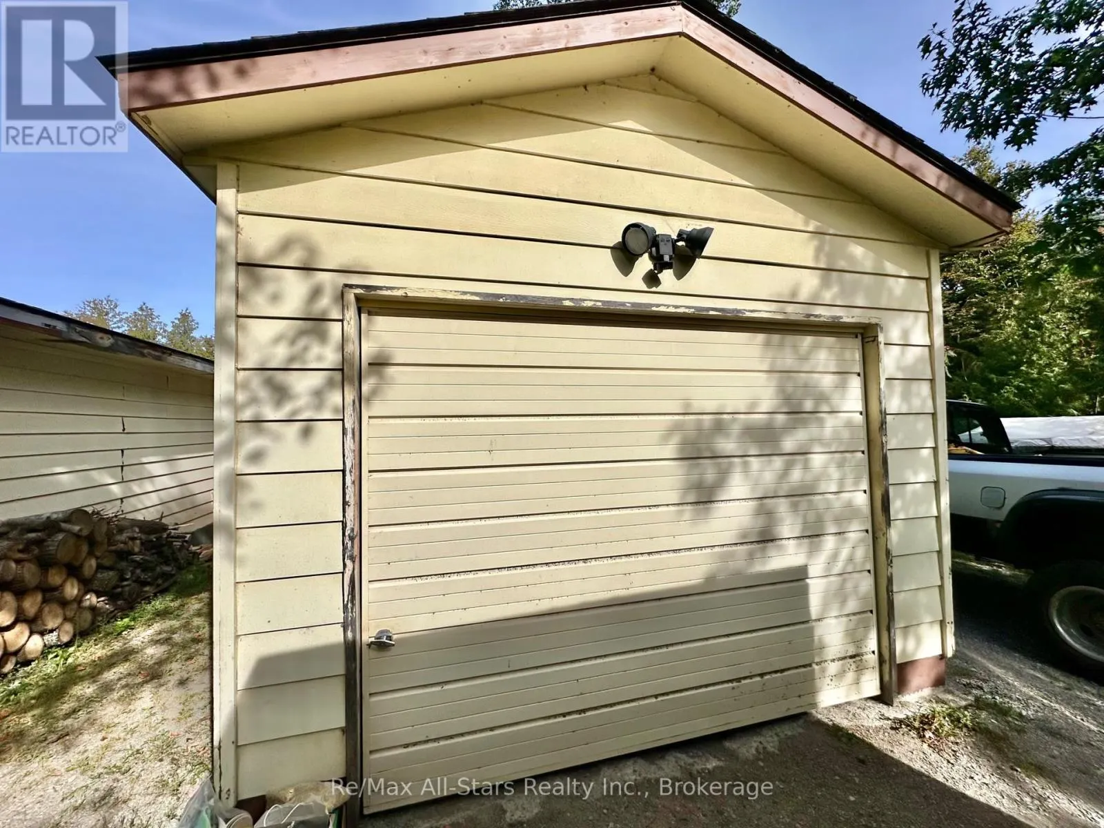 16 PENINSULA COURT