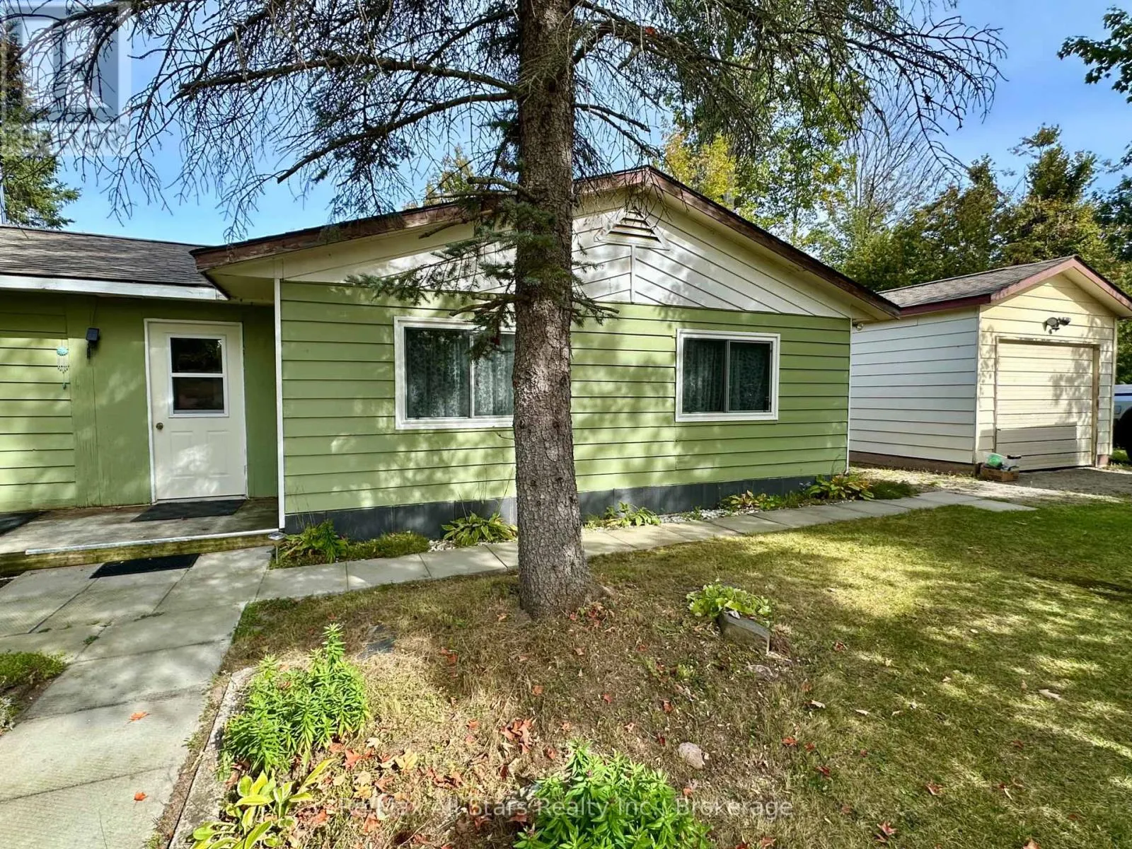 16 PENINSULA COURT