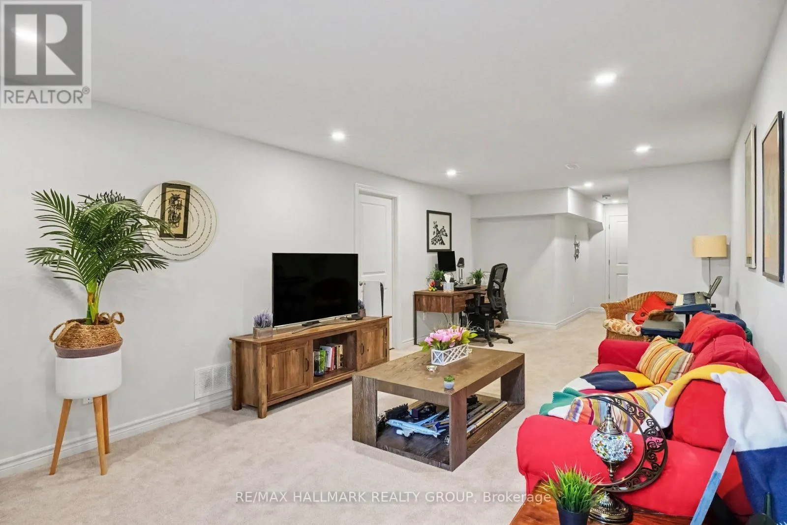 756 CAIRN CRESCENT