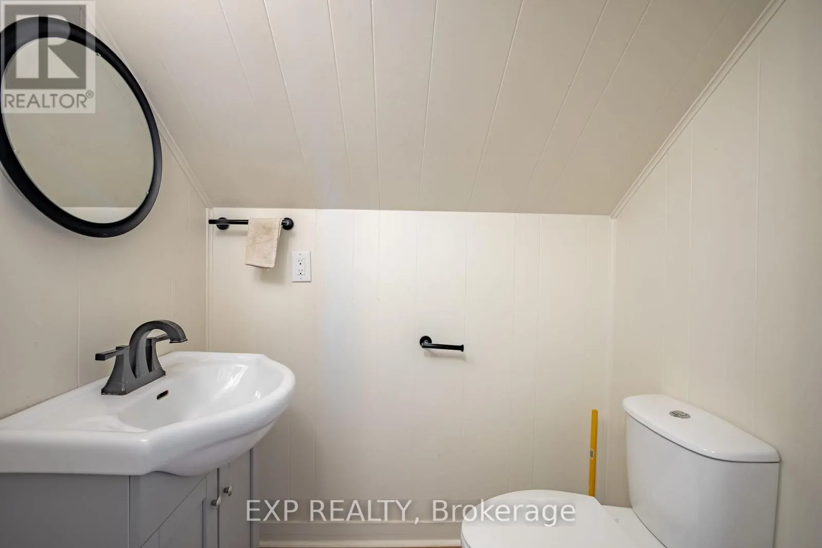 UPPER - 293 MCALPINE AVENUE S #Upper