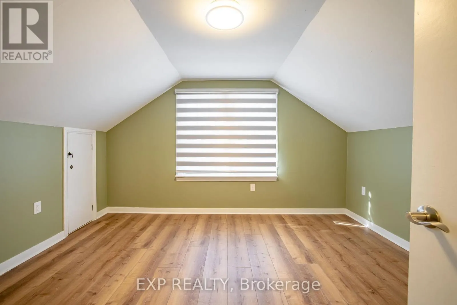 UPPER - 293 MCALPINE AVENUE S #Upper
