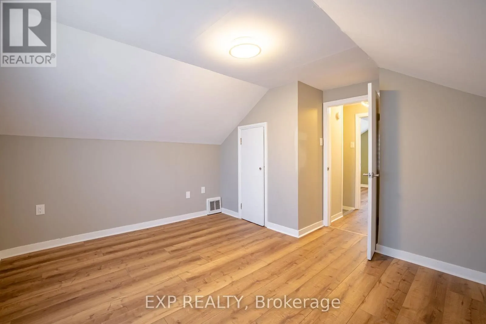 UPPER - 293 MCALPINE AVENUE S #Upper