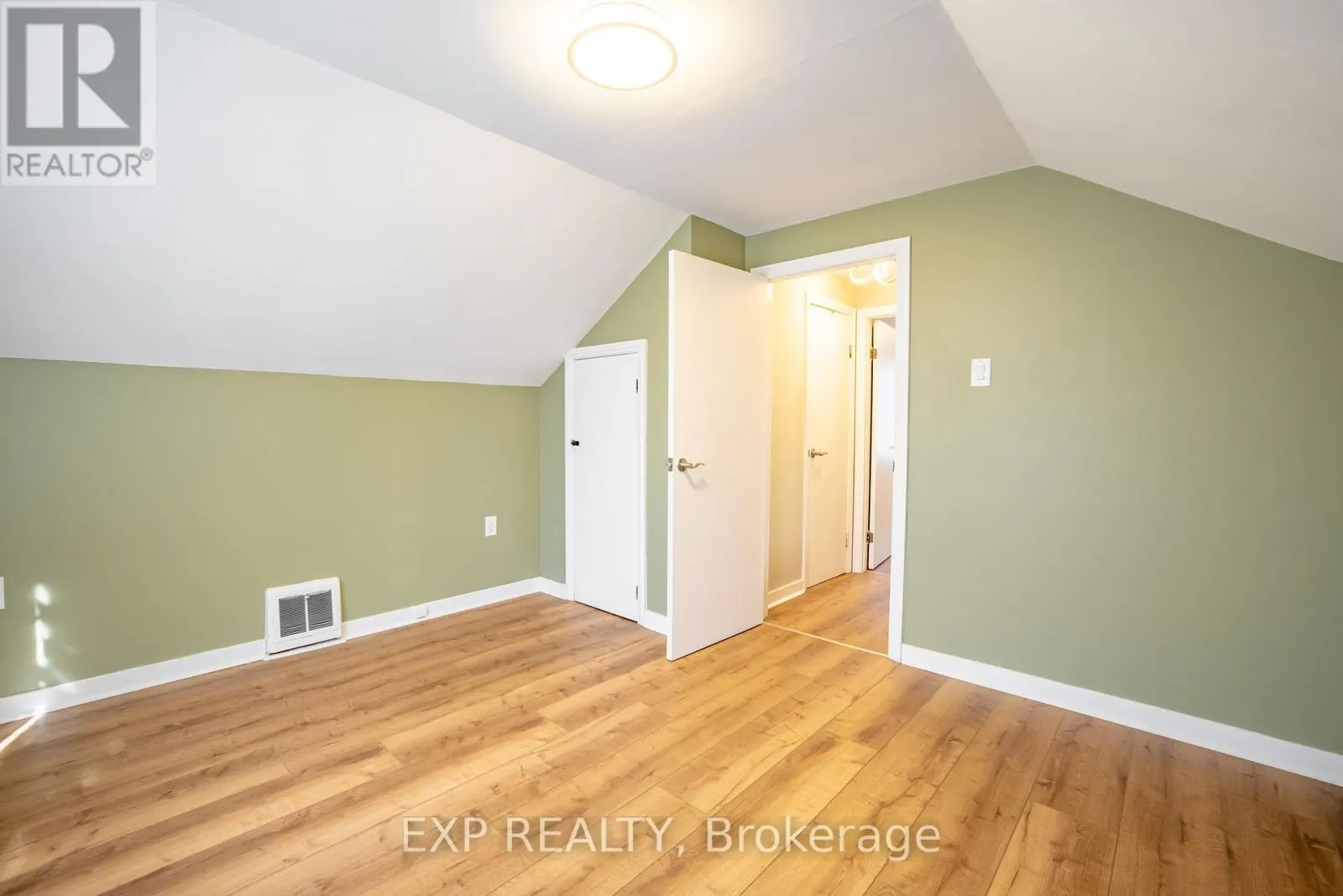 UPPER - 293 MCALPINE AVENUE S #Upper