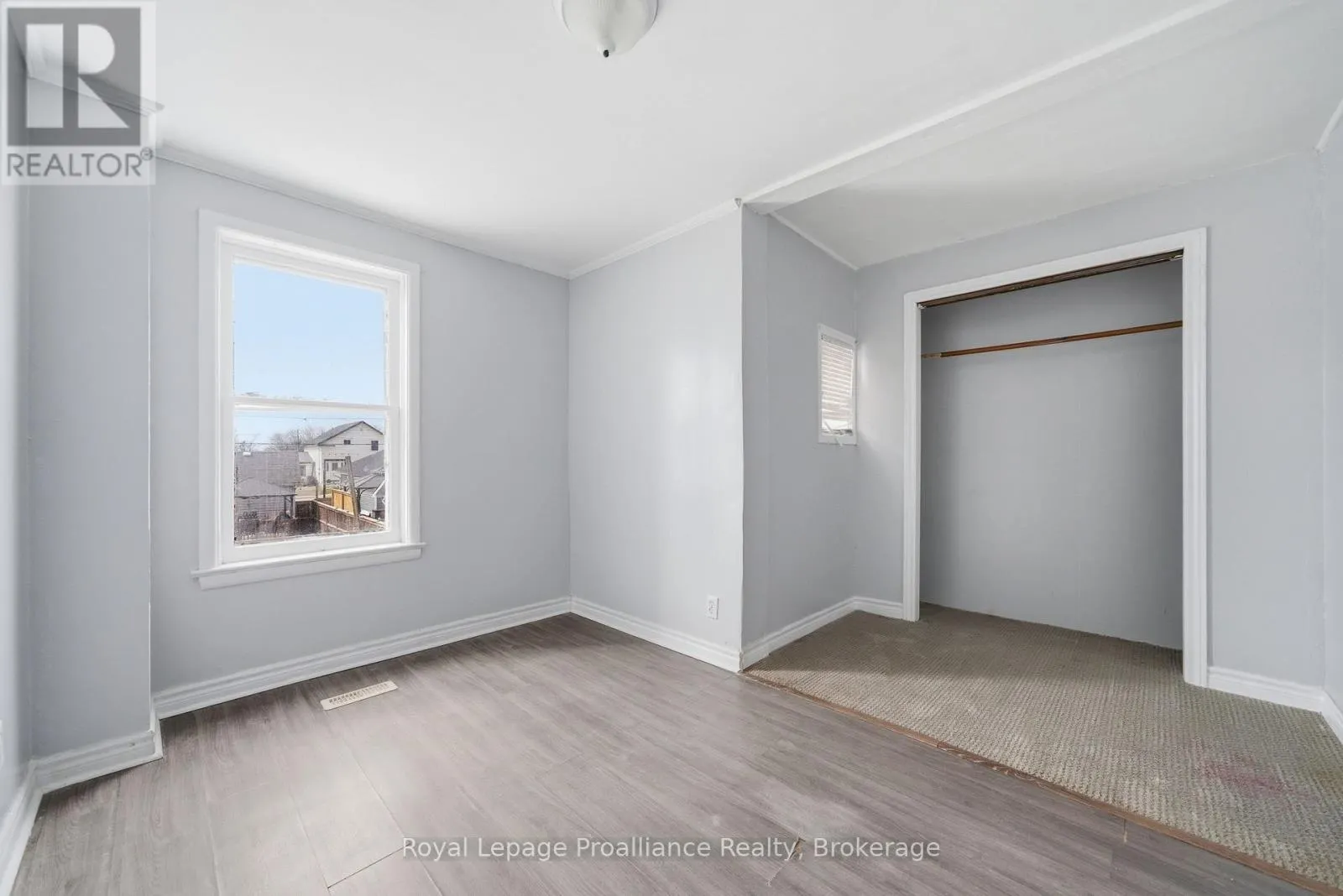 199 DUNDAS STREET E