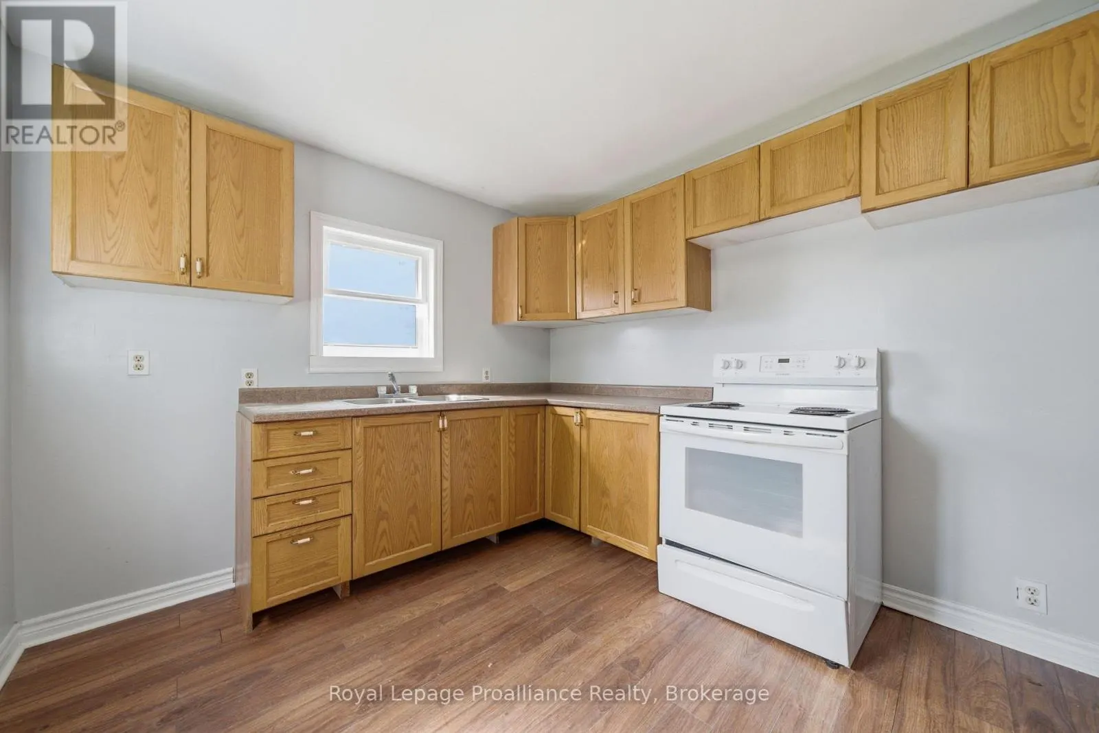199 DUNDAS STREET E