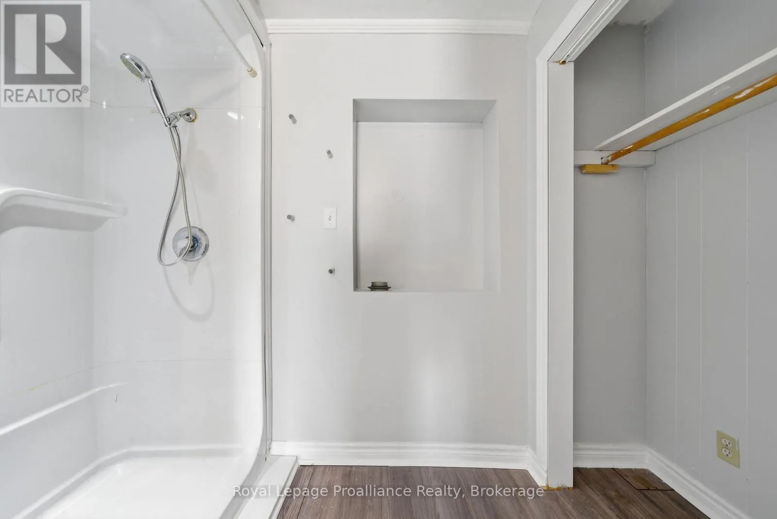 199 DUNDAS STREET E