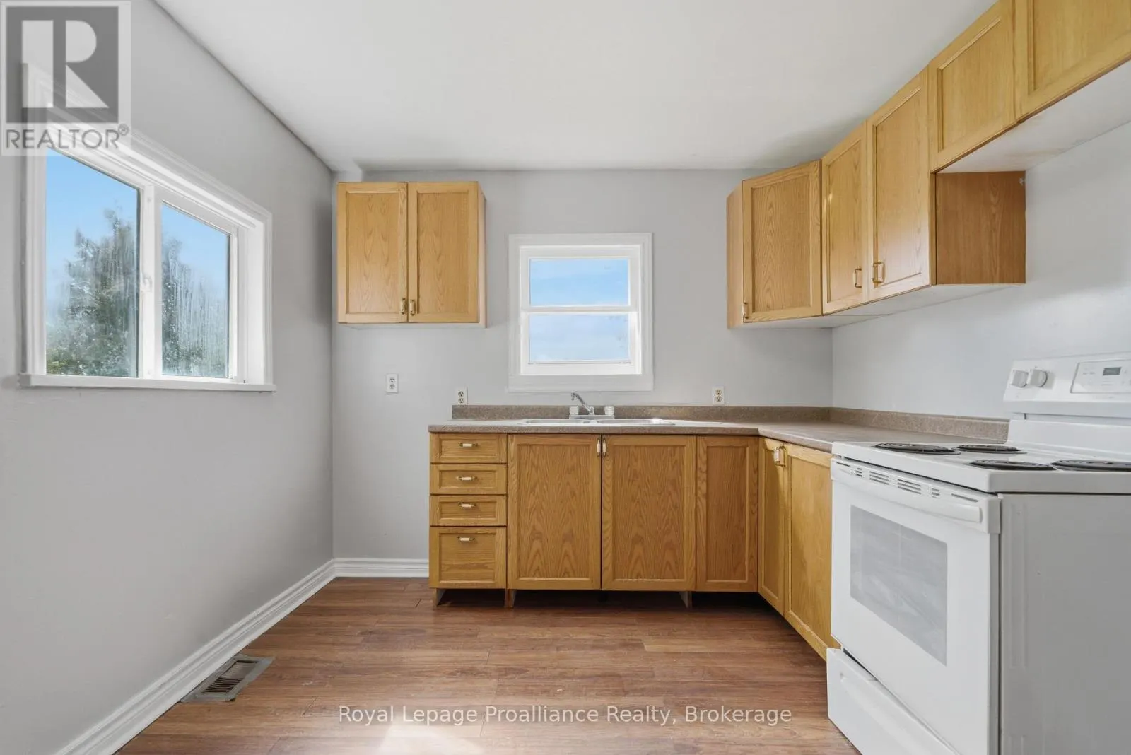 199 DUNDAS STREET E