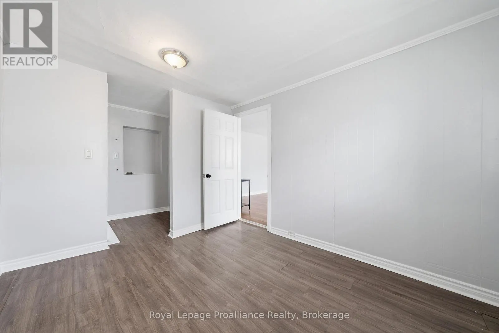 199 DUNDAS STREET E