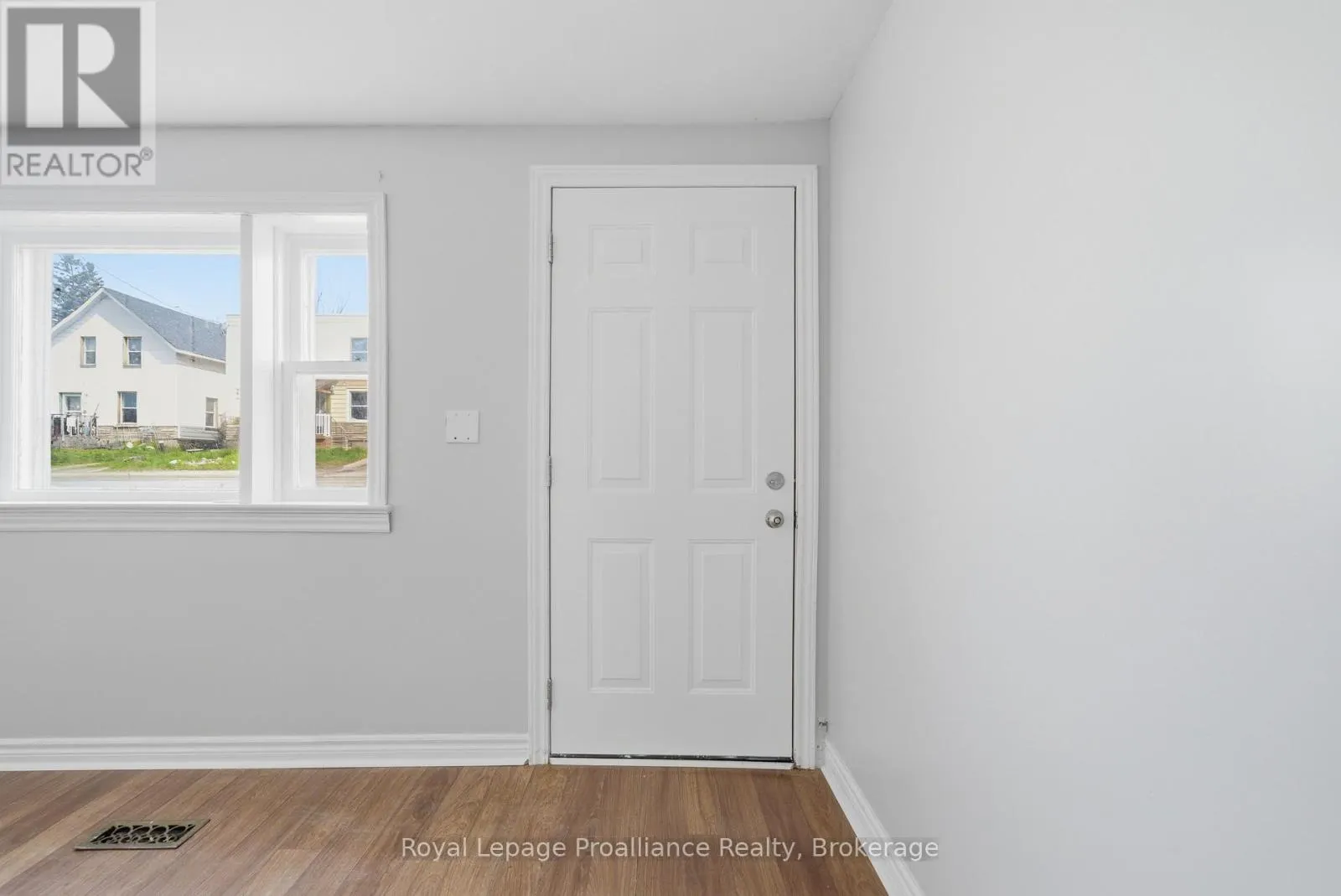 199 DUNDAS STREET E