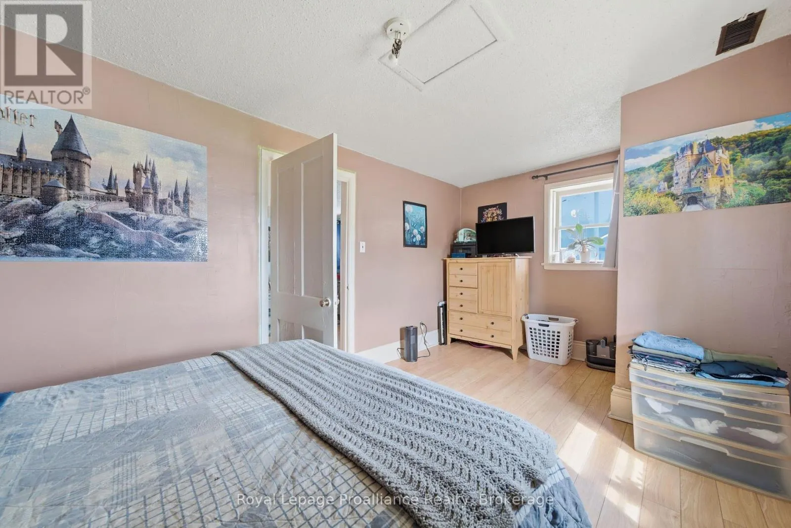 199 DUNDAS STREET E