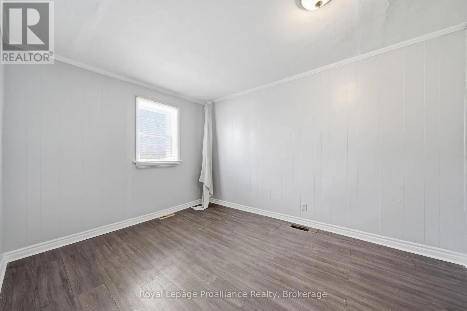 199 DUNDAS STREET E
