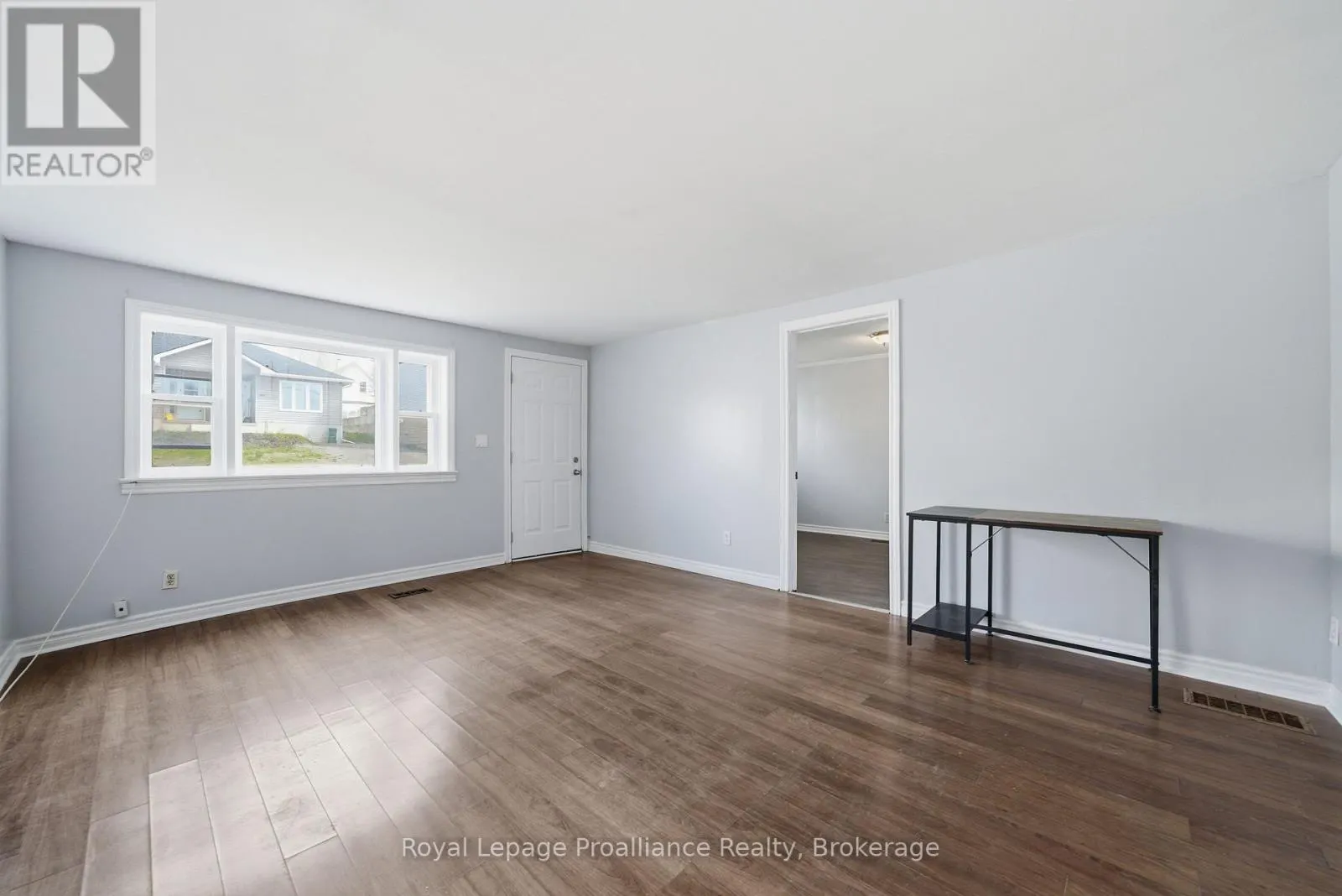 199 DUNDAS STREET E