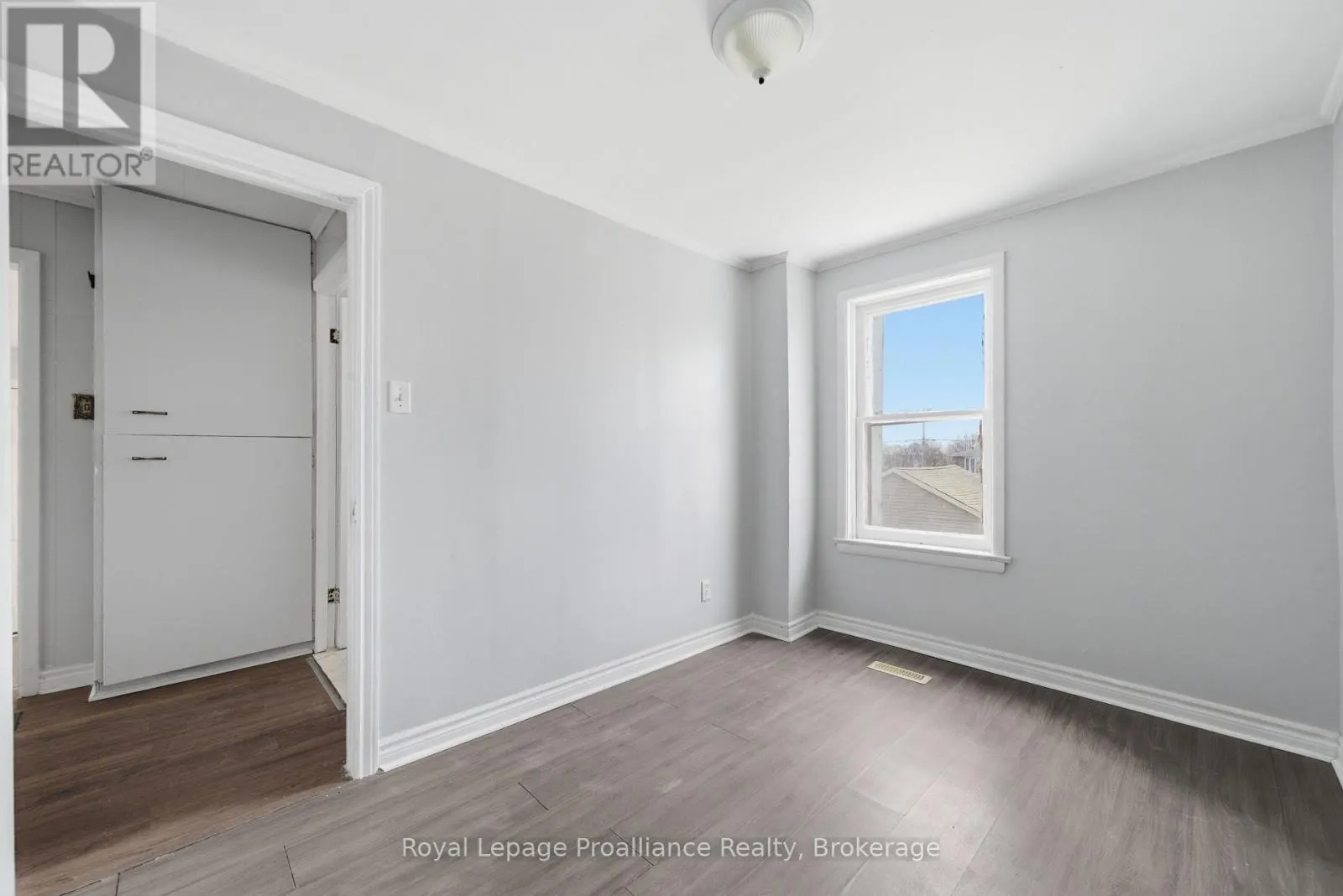 199 DUNDAS STREET E