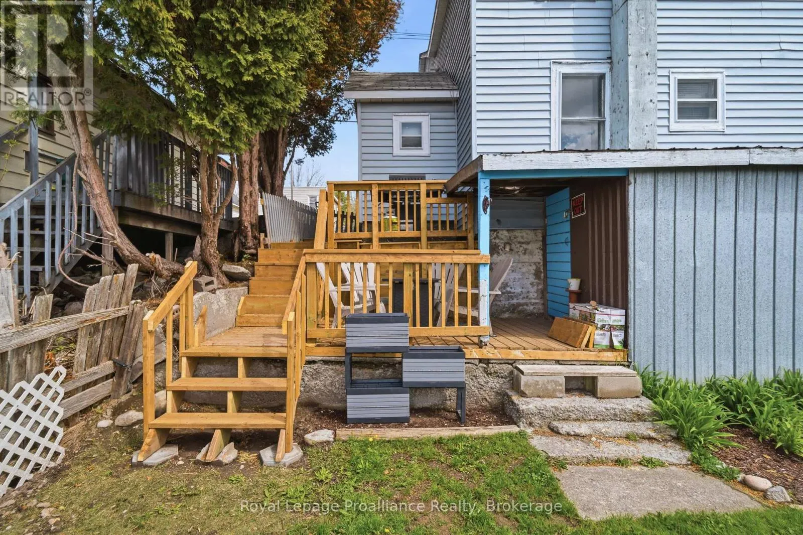 199 DUNDAS STREET E
