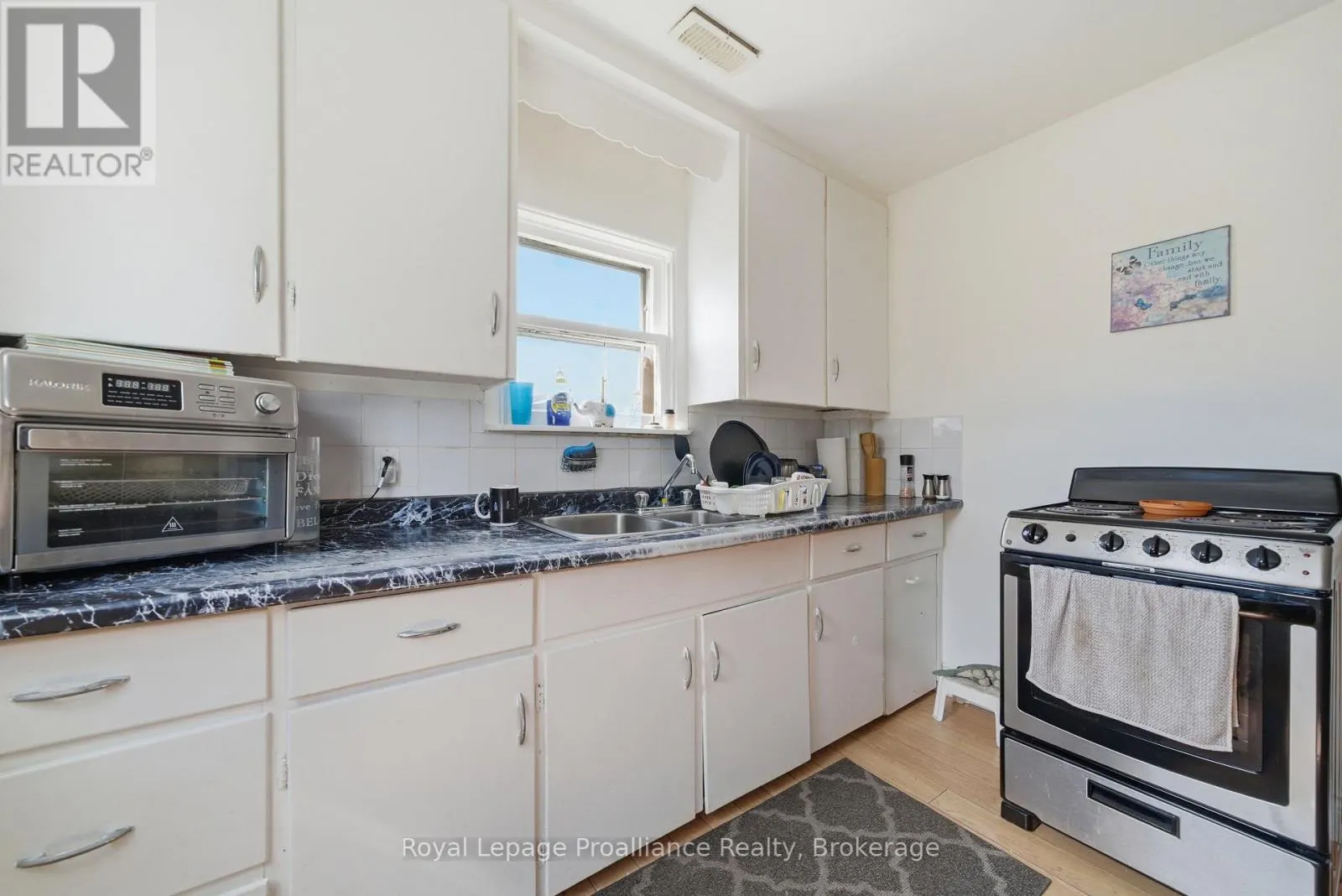 199 DUNDAS STREET E