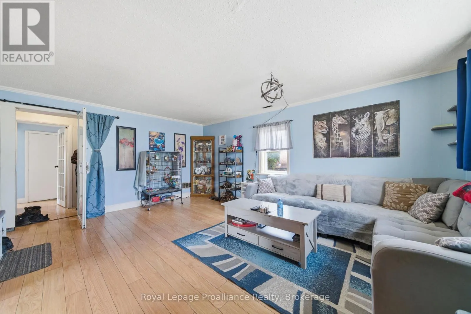 199 DUNDAS STREET E