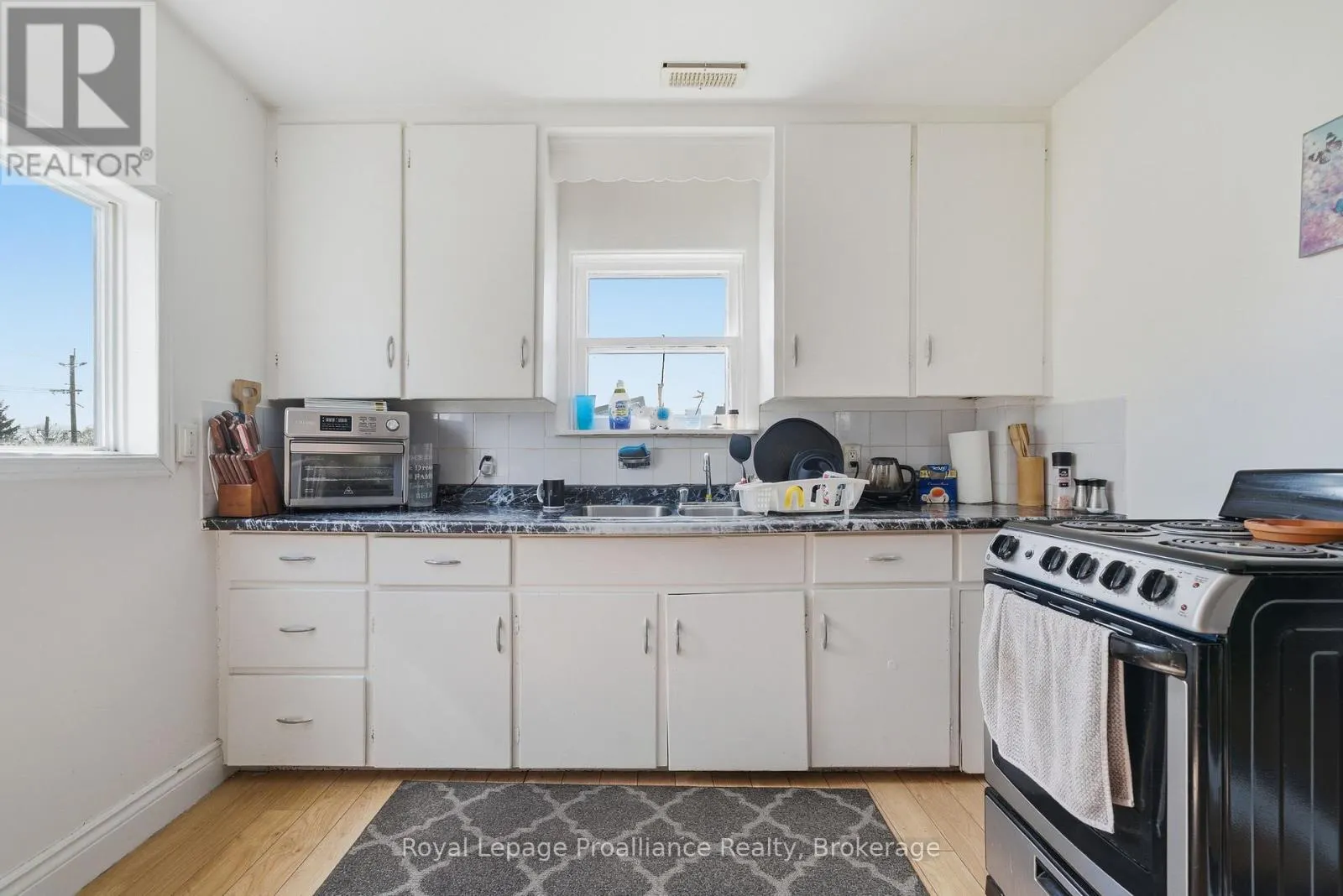 199 DUNDAS STREET E