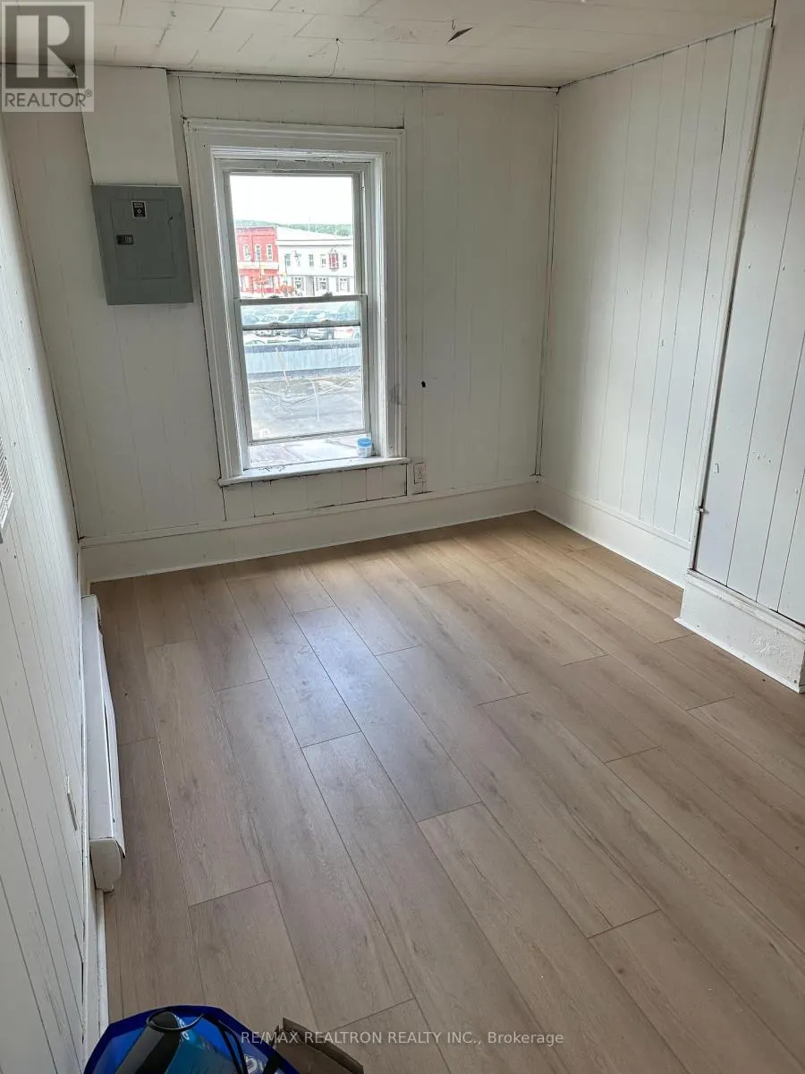 4 - 106 DUNDAS STREET W