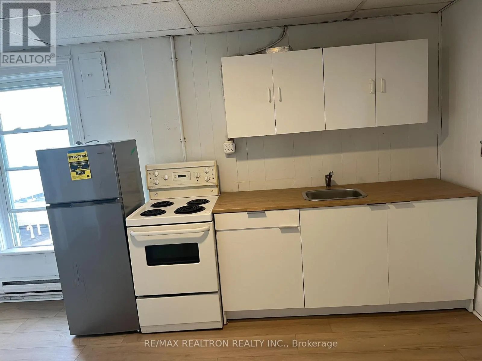 4 - 106 DUNDAS STREET W