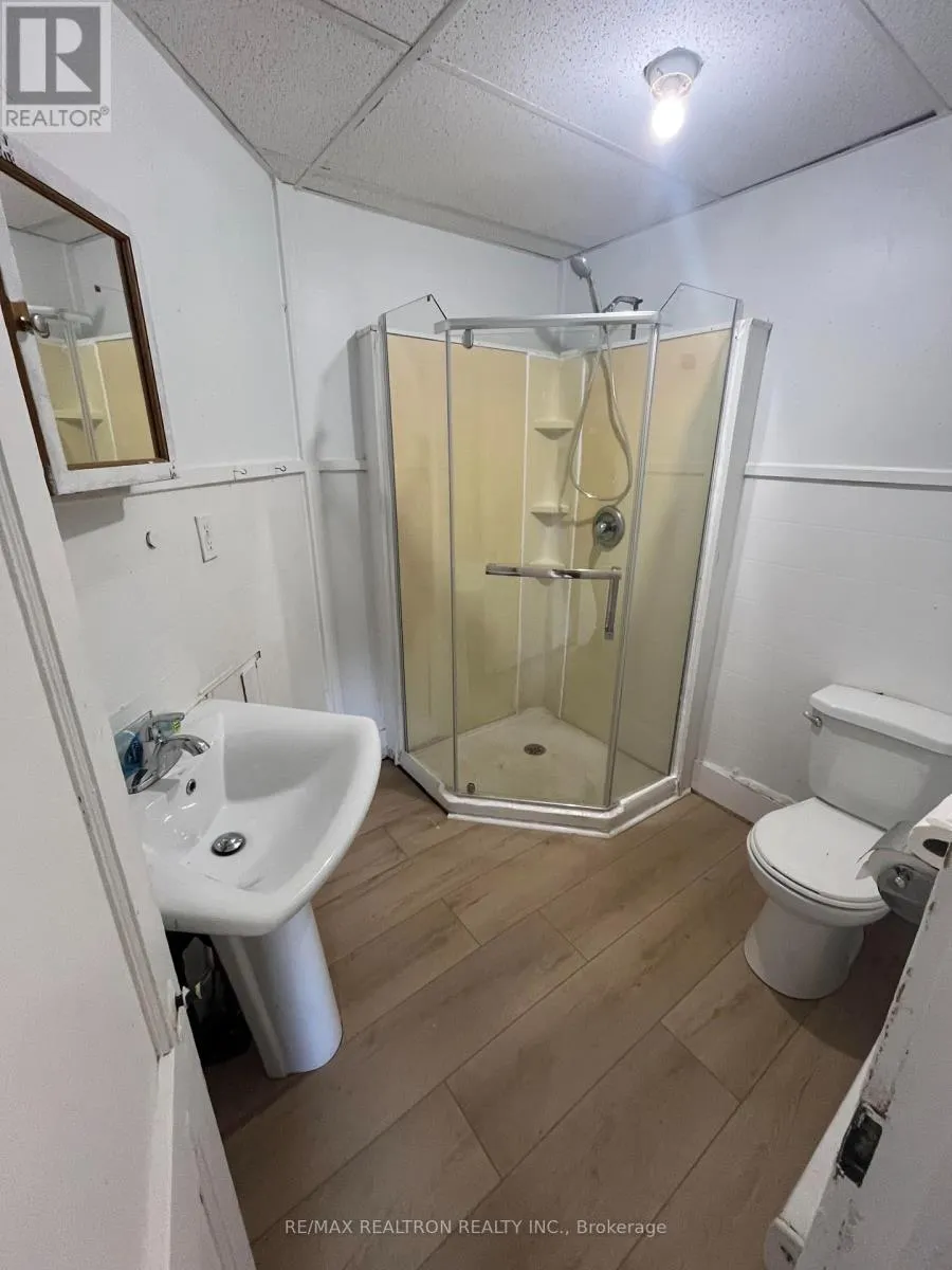 4 - 106 DUNDAS STREET W