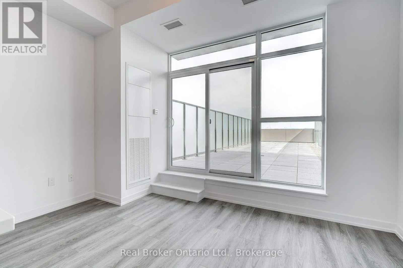 516 - 470 DUNDAS STREET E #516