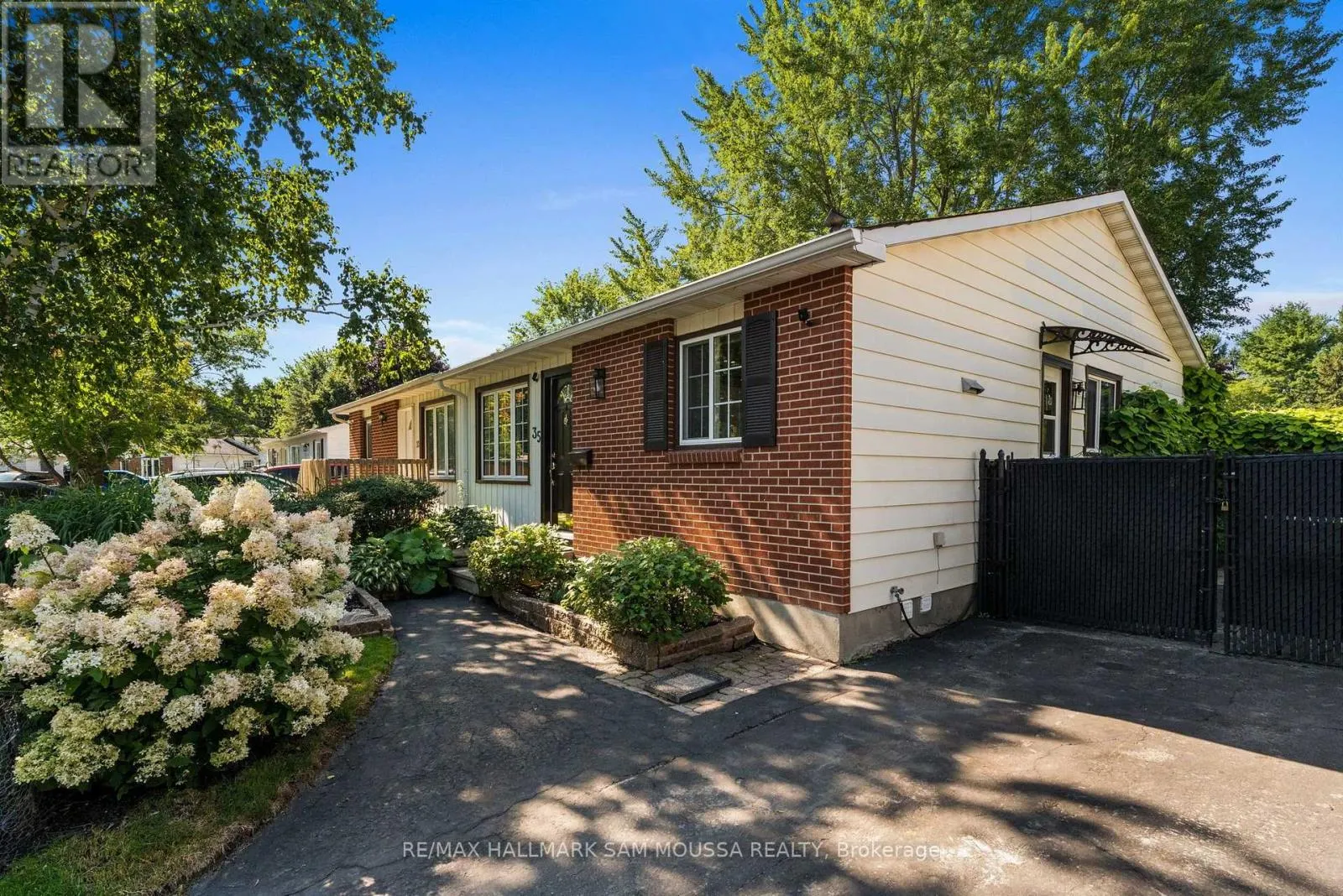 35 BALLANTRAE WAY