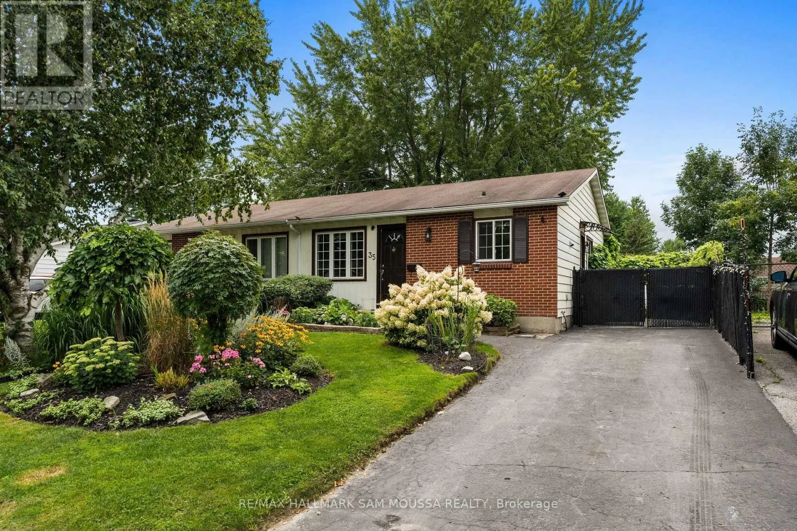 35 BALLANTRAE WAY