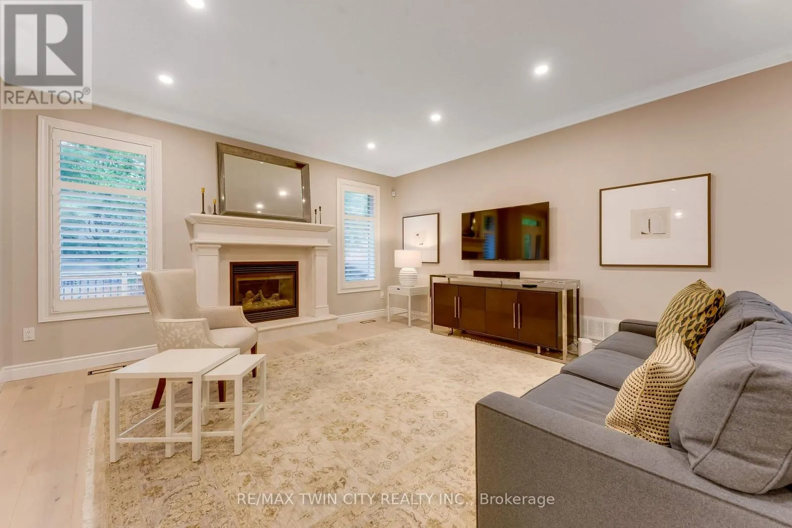 213 EDGEWATER CRESCENT