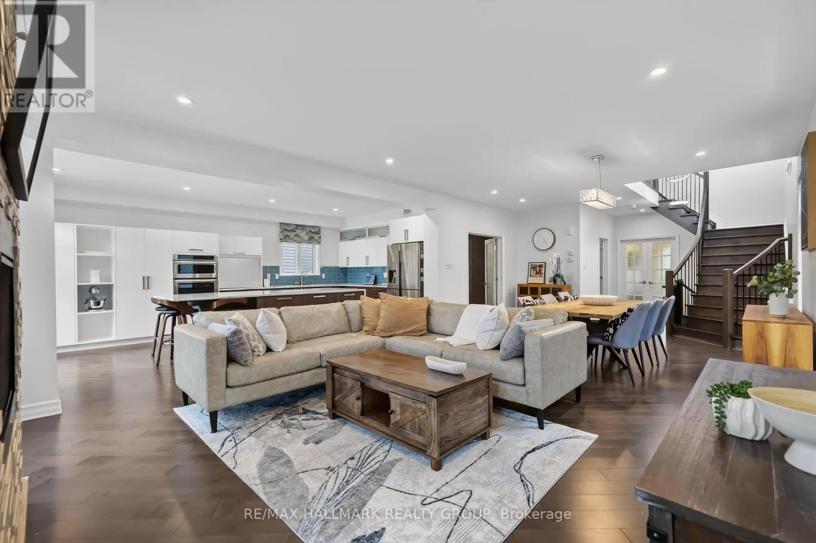 878 EXCURSION WAY