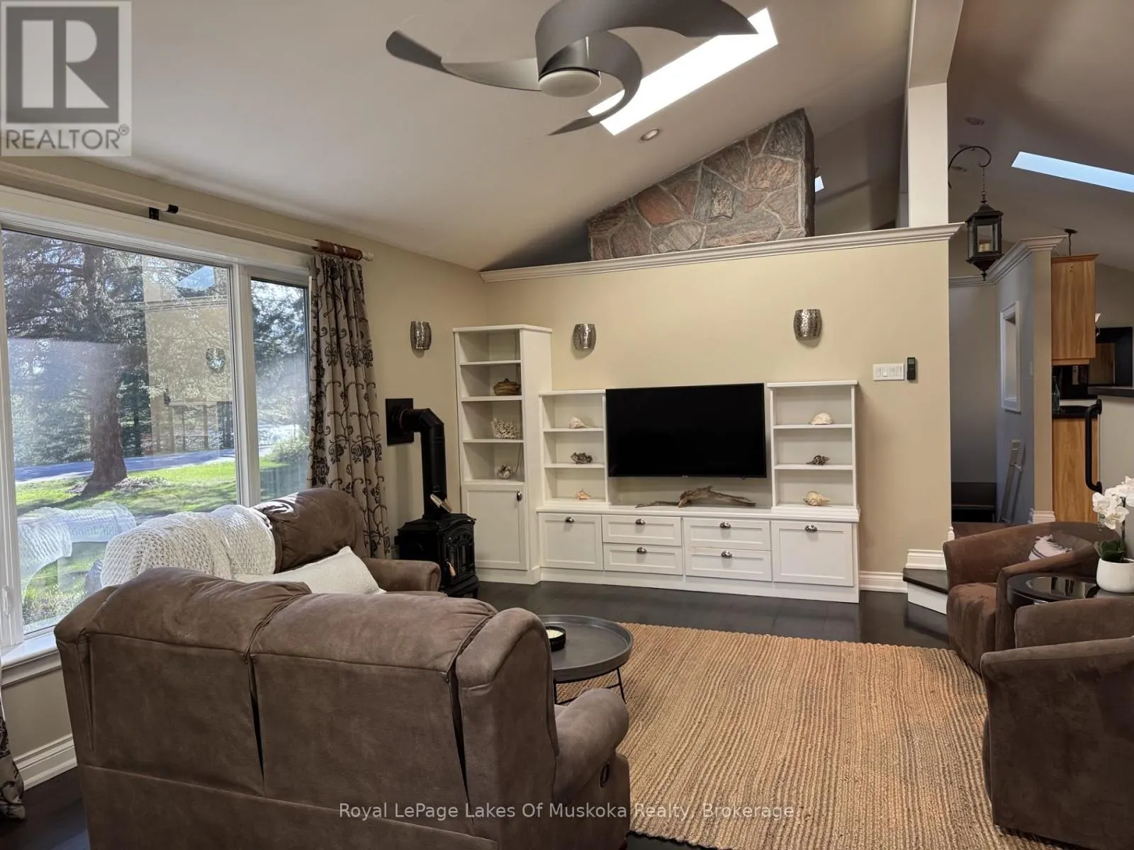2 LESLIE DRIVE W