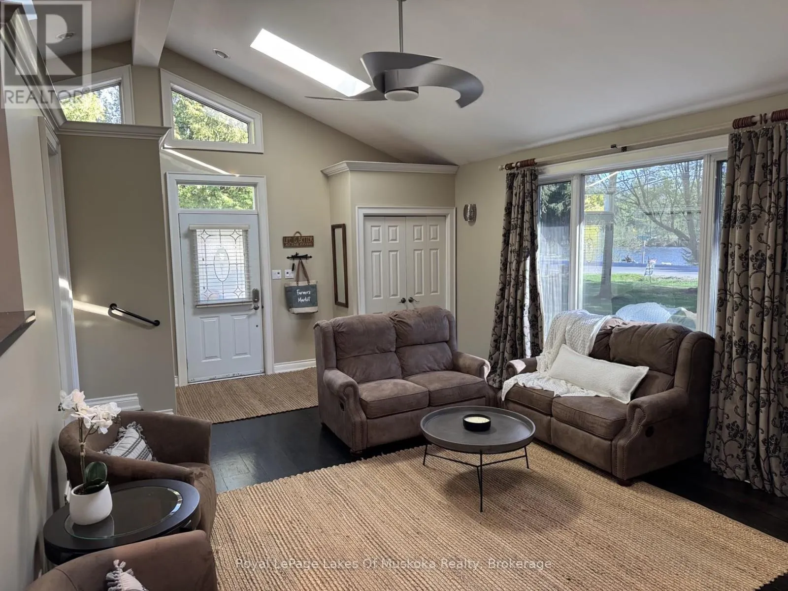 2 LESLIE DRIVE W