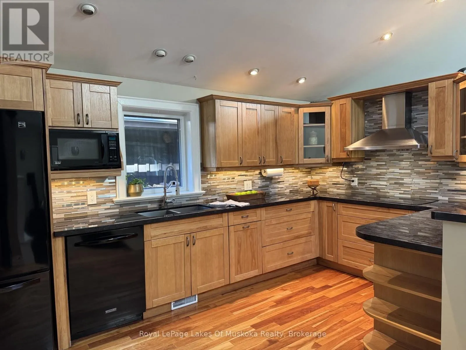 2 LESLIE DRIVE W