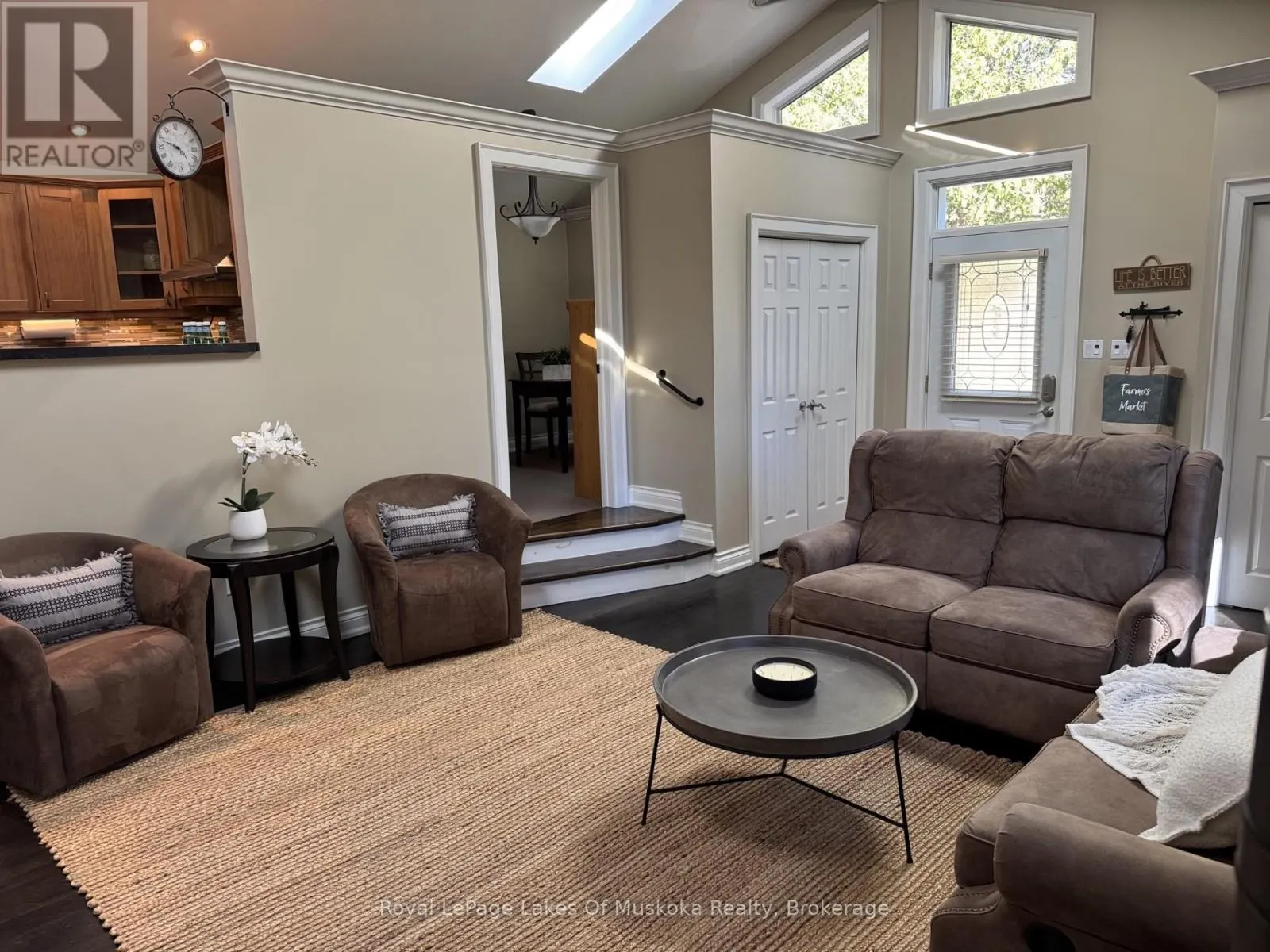 2 LESLIE DRIVE W