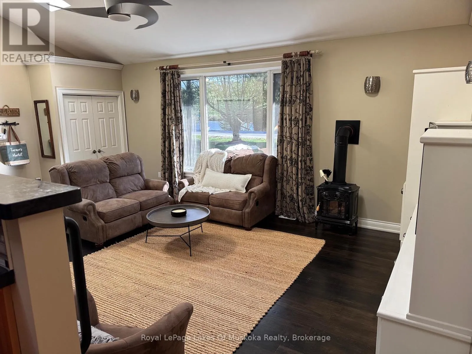 2 LESLIE DRIVE W