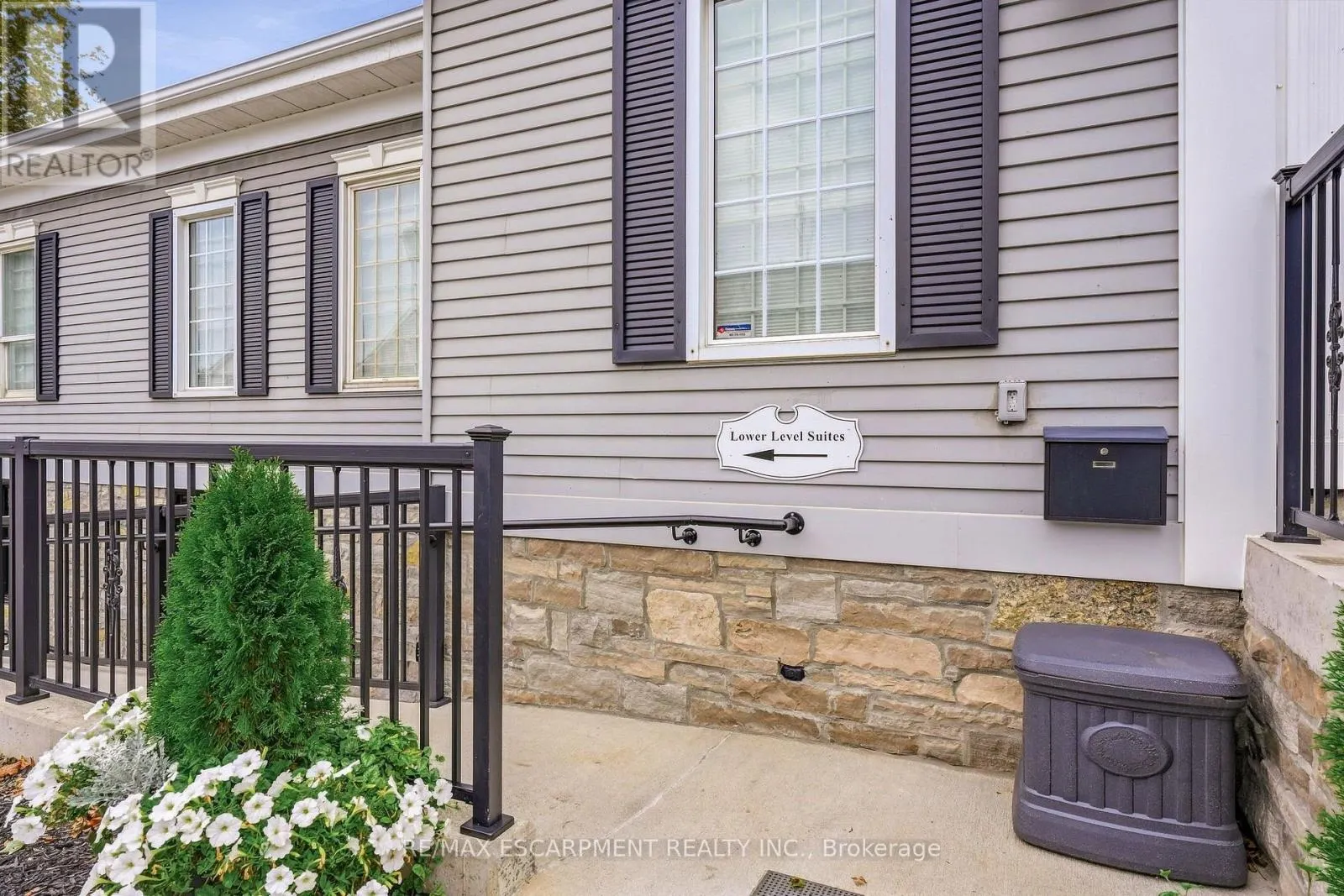 ROOM 2 - 326 WILSON STREET E