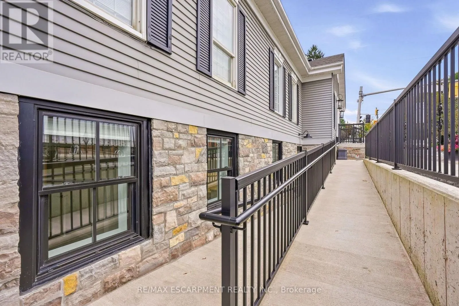 ROOM 3 - 326 WILSON STREET E