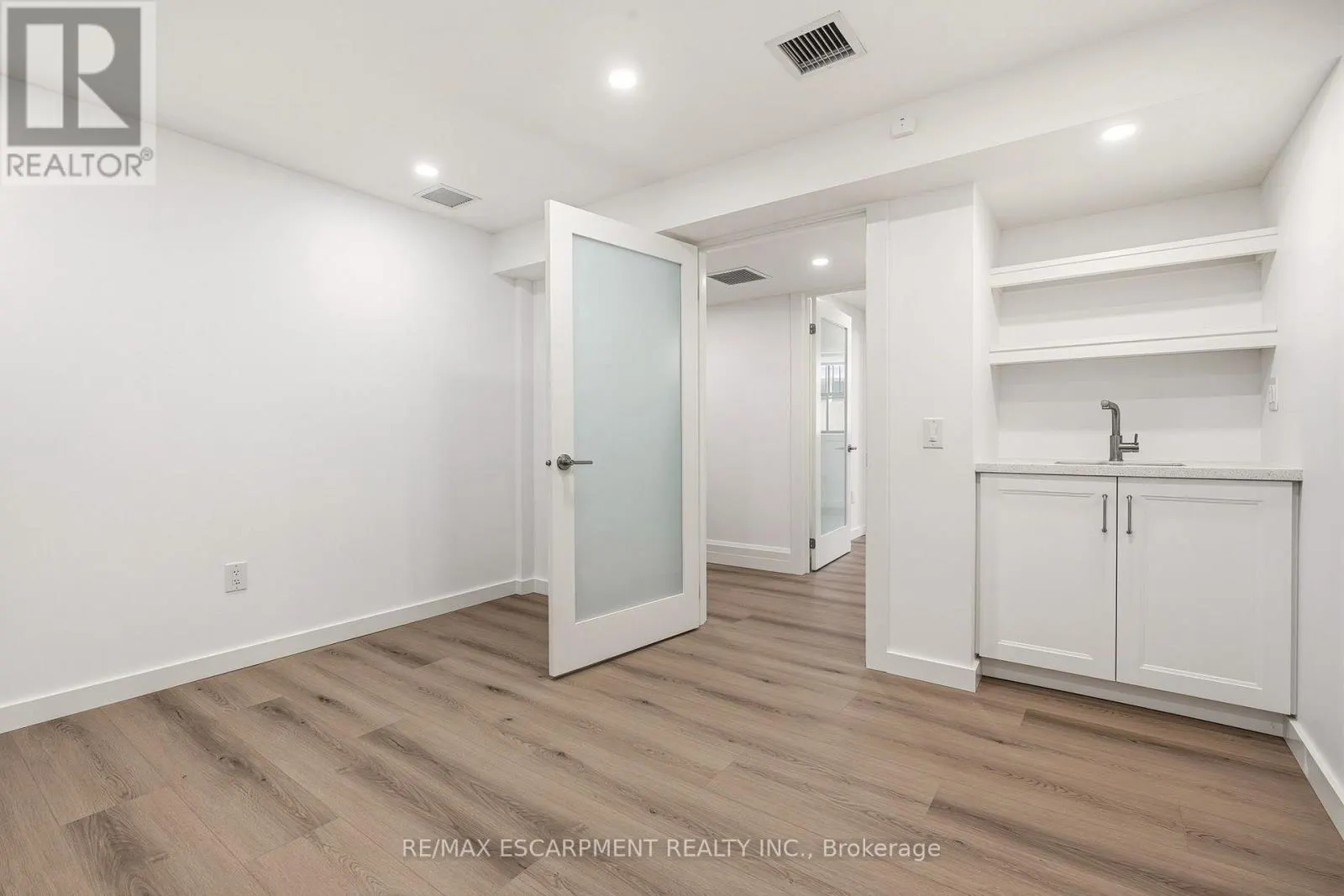 ROOM 4 - 326 WILSON STREET E