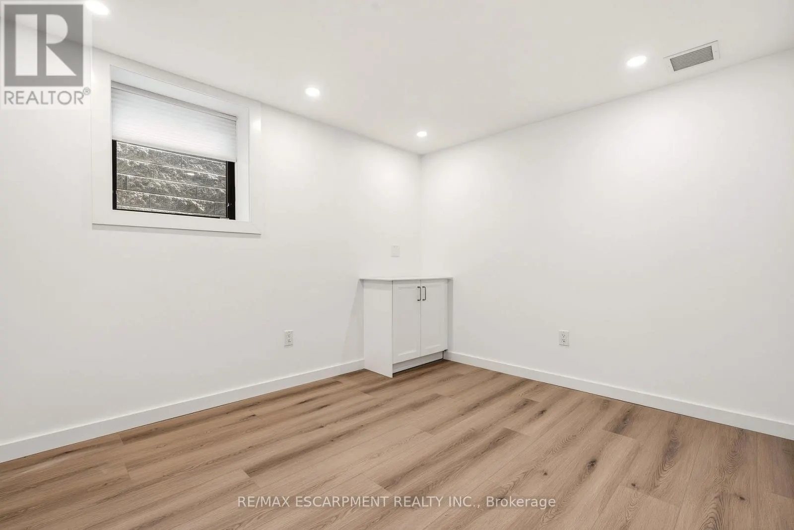 ROOM 4 - 326 WILSON STREET E