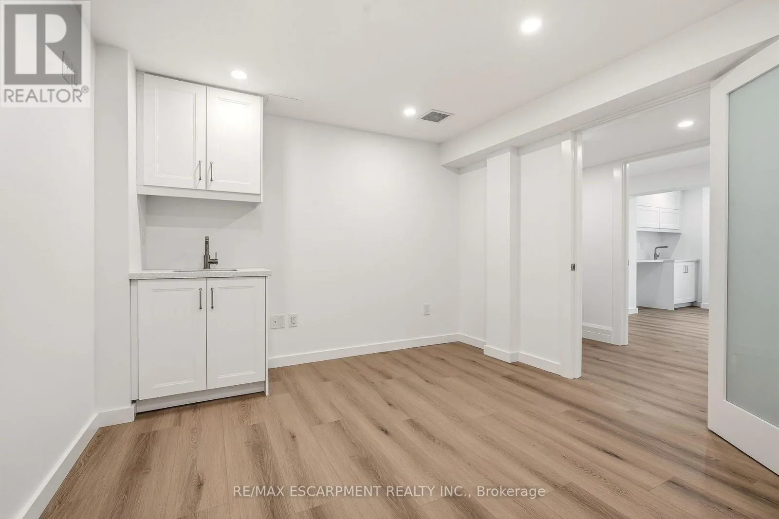 ROOM 5 - 326 WILSON STREET E