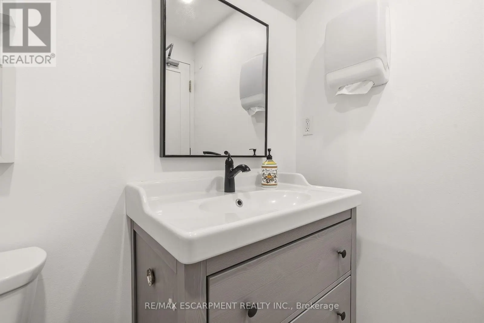 ROOM 5 - 326 WILSON STREET E