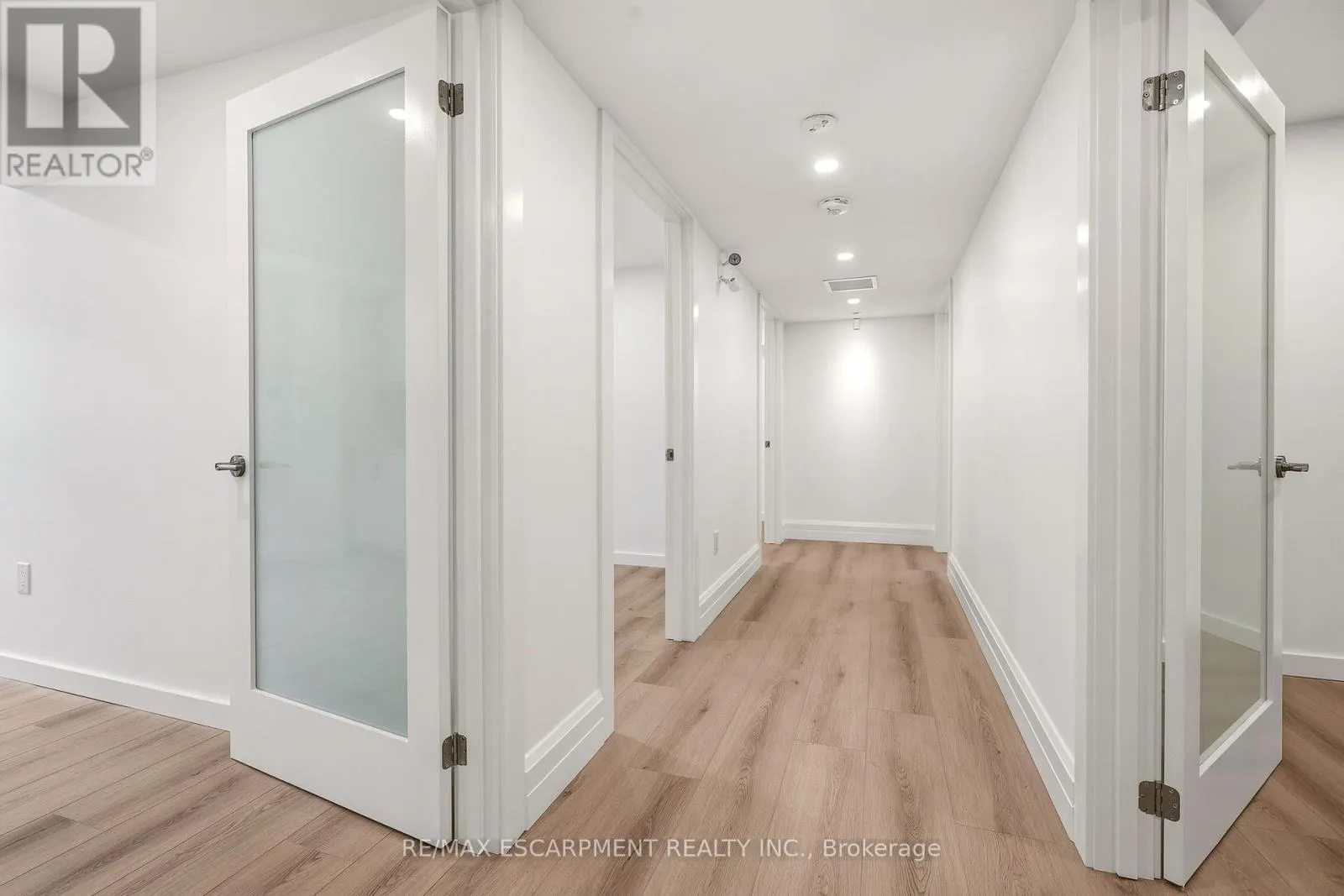 ROOM 5 - 326 WILSON STREET E