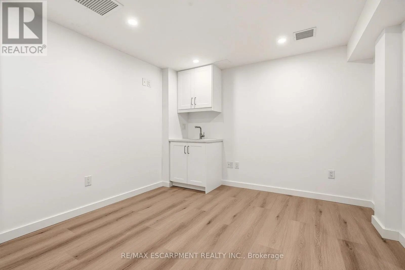 ROOM 5 - 326 WILSON STREET E