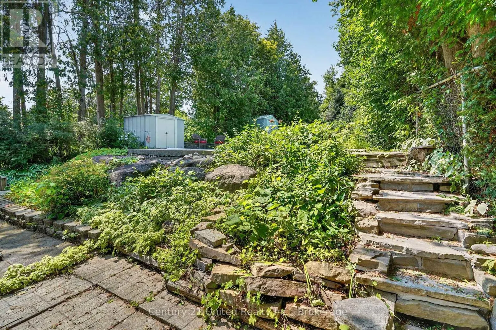 1696 APPLEWOOD CRESCENT