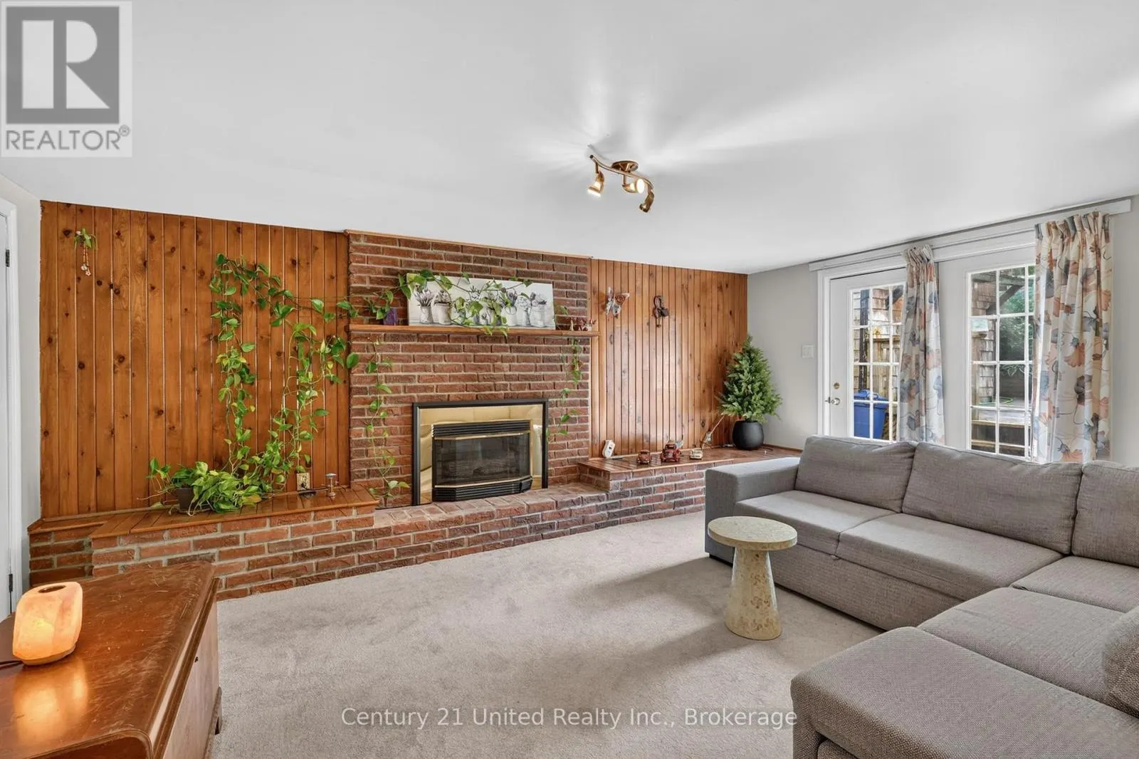 1696 APPLEWOOD CRESCENT