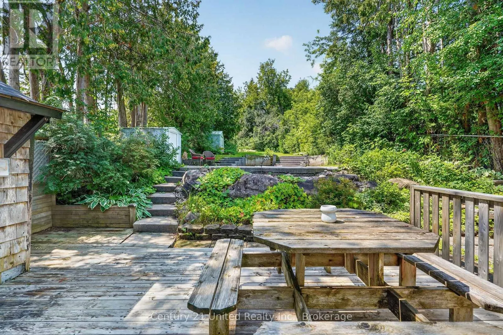 1696 APPLEWOOD CRESCENT
